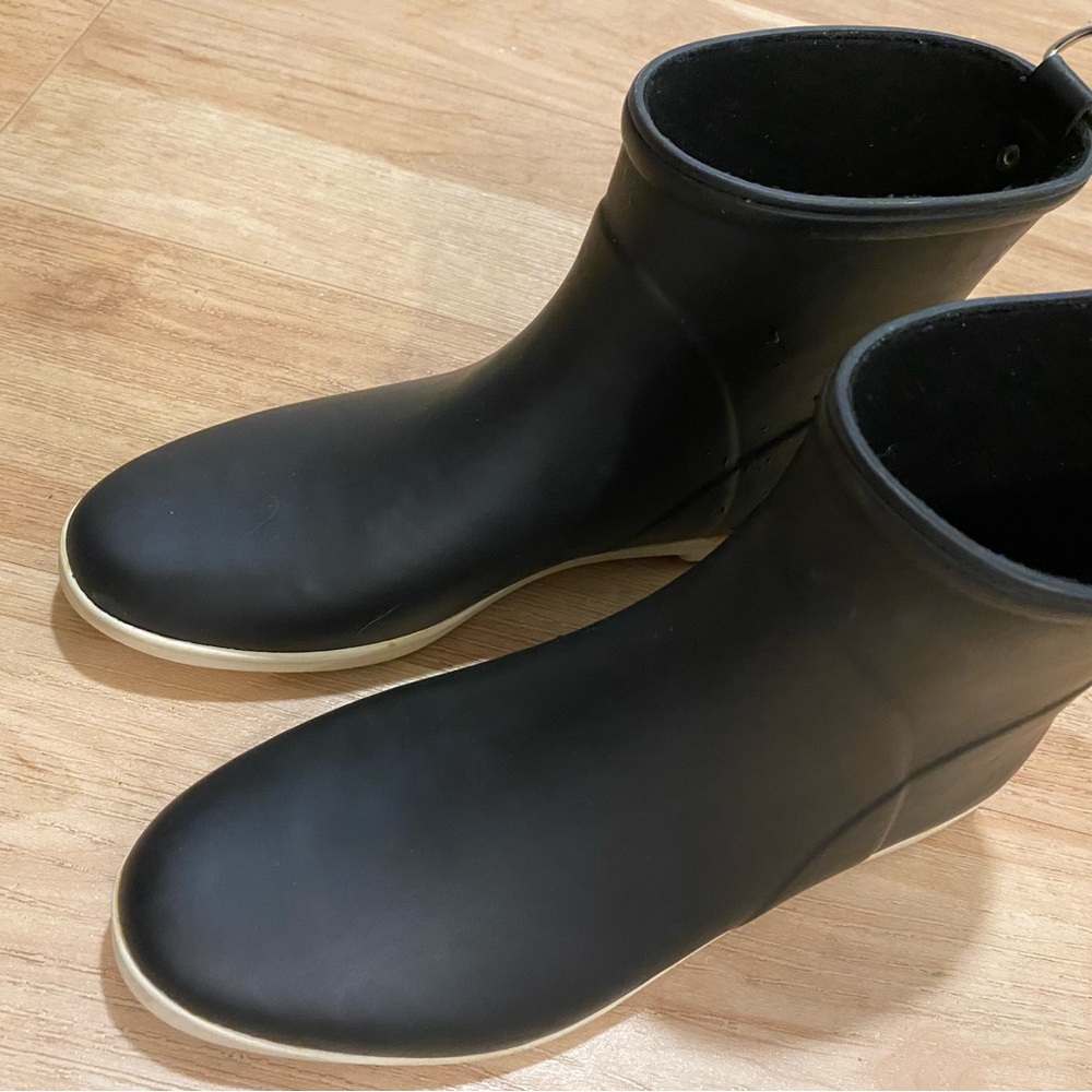 Alice + Whittles black and white rubber rainboots with metal pulltabs
